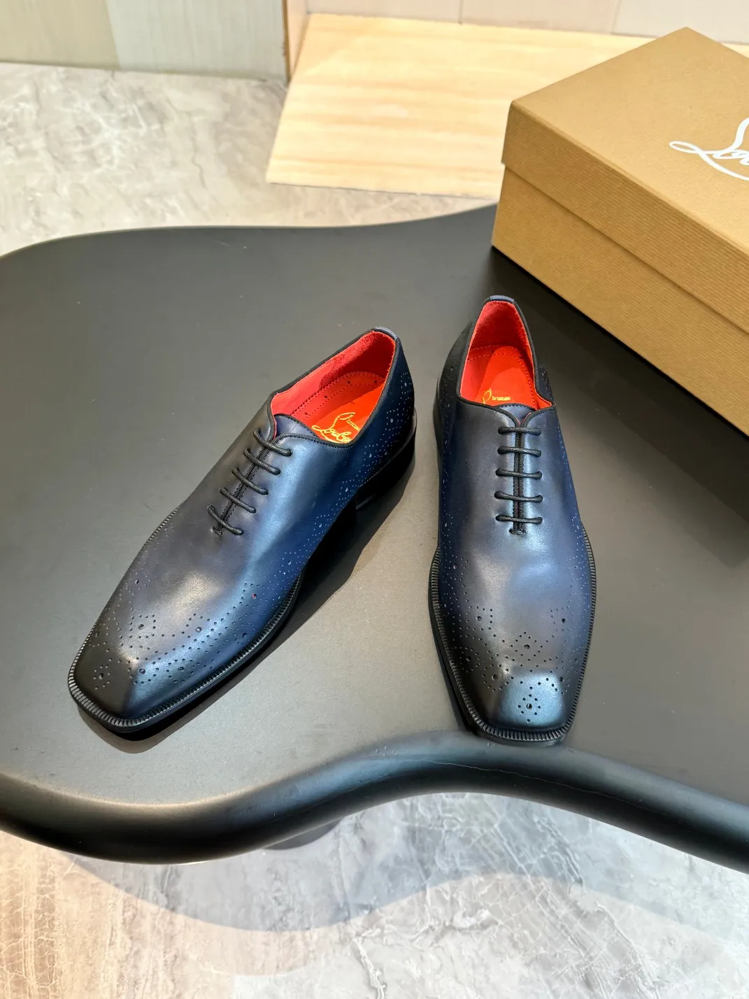 💰960 Christia*.Loubouti* high-end men's business formal leather shoes, original genuine cowhide red sole, imported Italian cowhide outsole, first-layer cowhide, water-dyed cowhide lining, high-end luxury. Size: 39-44 (customized at 38.45.46)✅